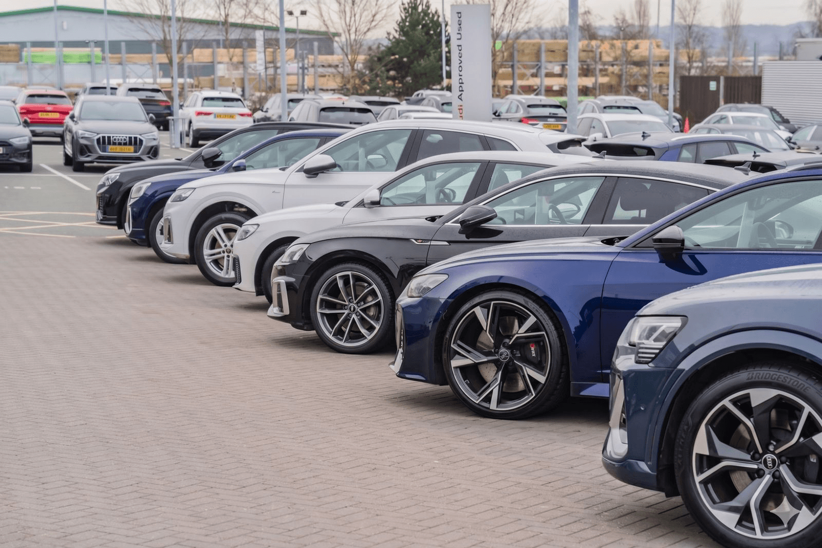 Rij zakelijke leaseauto's op een parkeerterrein